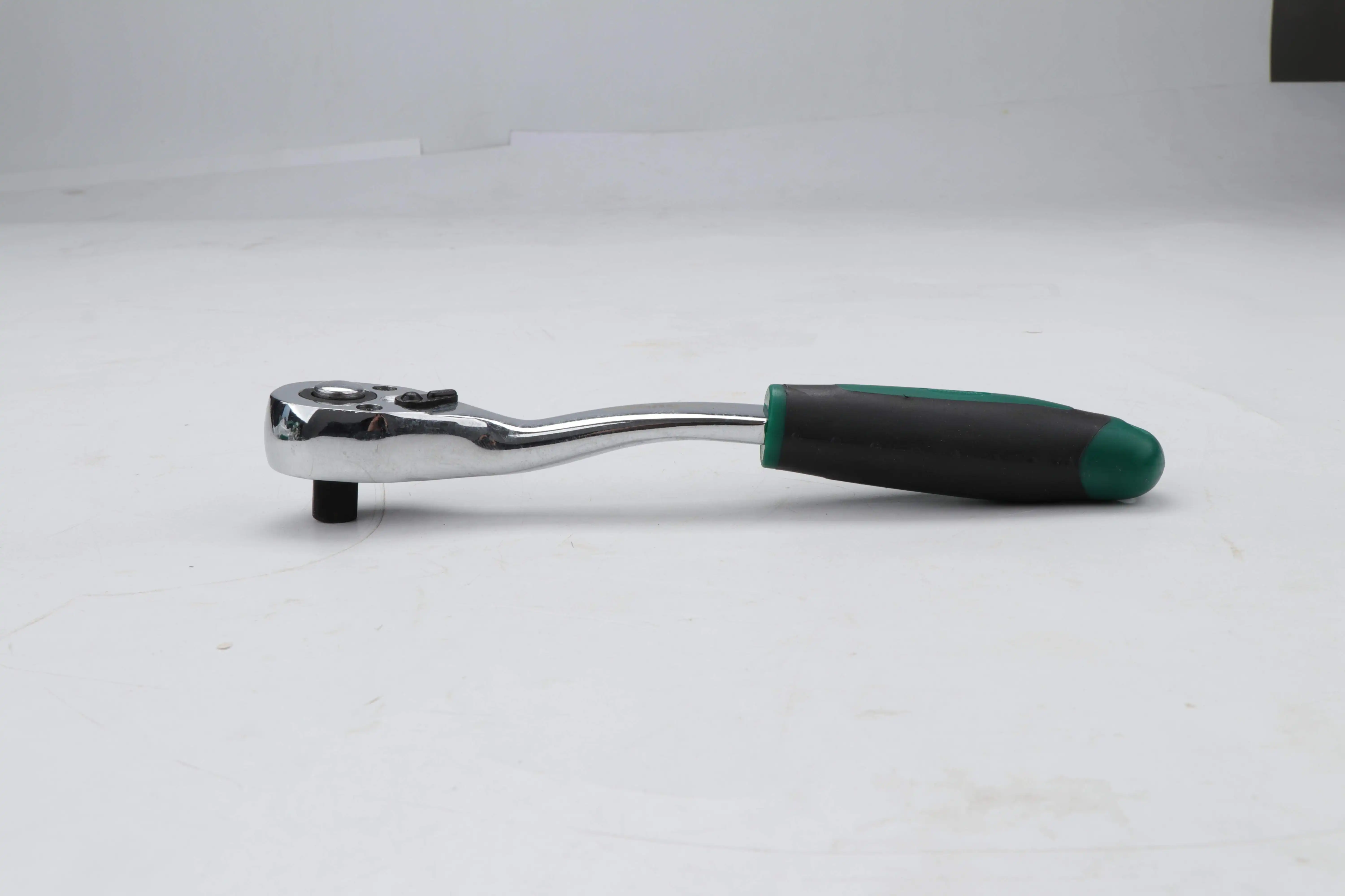 Mastering Tight Spots with Mirror-faced Quick-release Ratchet Wrenches